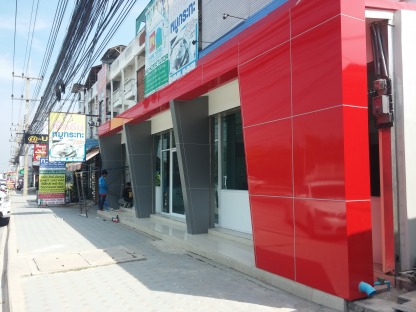 แผงตกแต่งหน้าตึก สาขา AIA นครปฐม - ตกแต่งหน้าอาคารด้วยแผ่นอลูมิเนียมคอมโพสิต นครปฐม